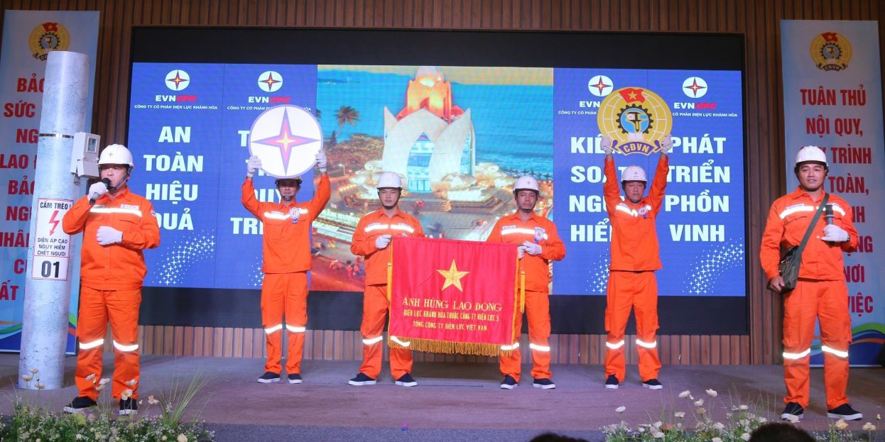 Phần thi chào hỏi ấn tượng của đội Công ty CP Điện lực Khánh Hòa tại hội thi. Ảnh: Phương Linh