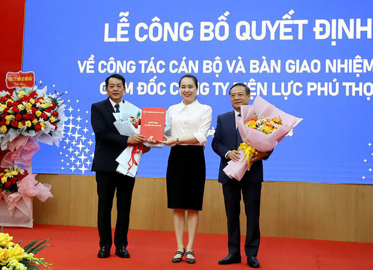 Bà Đỗ Nguyệt Ánh tặng hoa chúc mừng ông Nguyễn Quang Lâm và trao Quyết định bổ nhiệm ông Đặng Văn Khánh giữ chức vụ Giám đốc Công ty Điện lực Phú Thọ. Ảnh: Cổng thông tin điện tử tỉnh Phú Thọ.