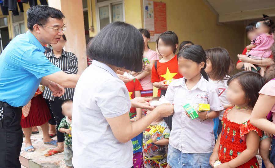 Công đoàn ngành Công Thương Hải Phòng mang Tết Thiếu nhi đến với con công nhân ngoại tỉnh. Ảnh: Mai Dung