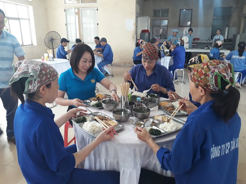 Cán bộ công đoàn dự bữa cơm công đoàn cùng đoàn viên và người lao động. Ảnh: CĐ ngành Xây dựng tỉnh Bắc Giang