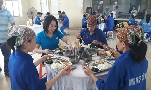 Cán bộ công đoàn dự bữa cơm công đoàn cùng đoàn viên và người lao động. Ảnh: CĐ ngành Xây dựng tỉnh Bắc Giang