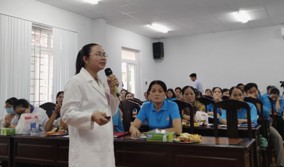 Đoàn viên, người lao động được tư vấn sức khỏe miễn phí. Ảnh: LĐLĐ huyện Long Phú