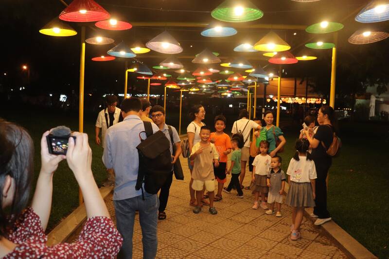 Người dân Đà Nẵng hào hứng với dịch vụ du lịch trên cầu Nguyễn Văn Trỗi. Ảnh: Nguyễn Linh