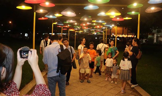 Người dân Đà Nẵng hào hứng với dịch vụ du lịch trên cầu Nguyễn Văn Trỗi. Ảnh: Nguyễn Linh
