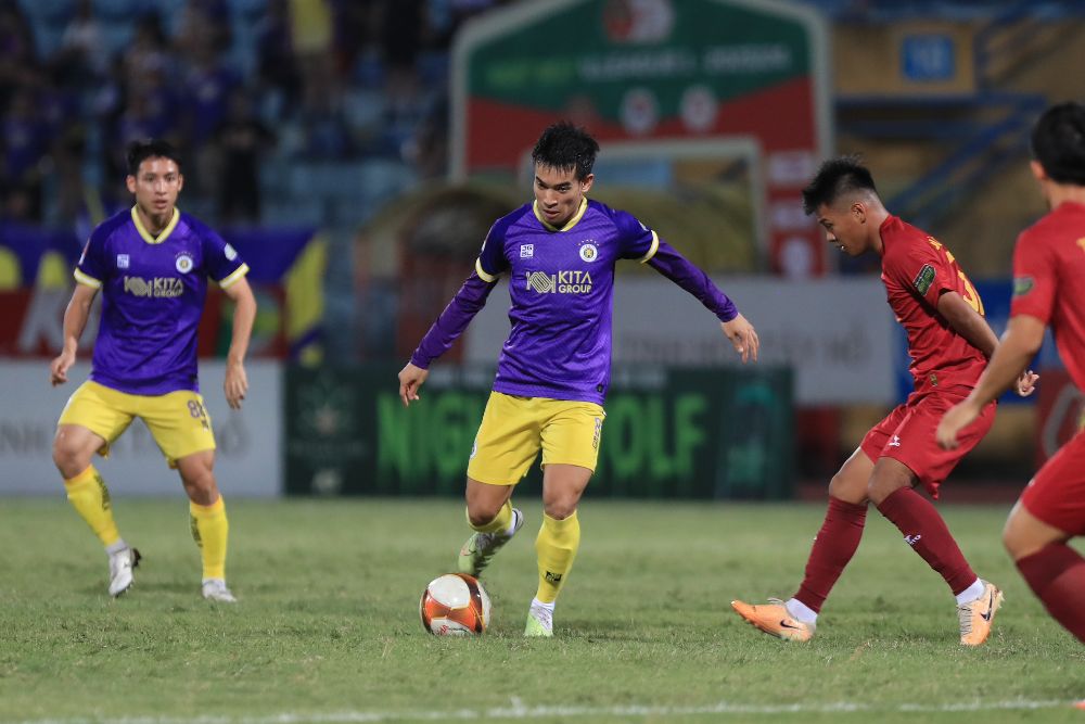 Lợi thế sân nhà cùng quyết tâm cao giúp Hà Nội FC nhập cuộc hứng khởi và sớm gây sức ép lên phần sân của Khánh Hòa.  