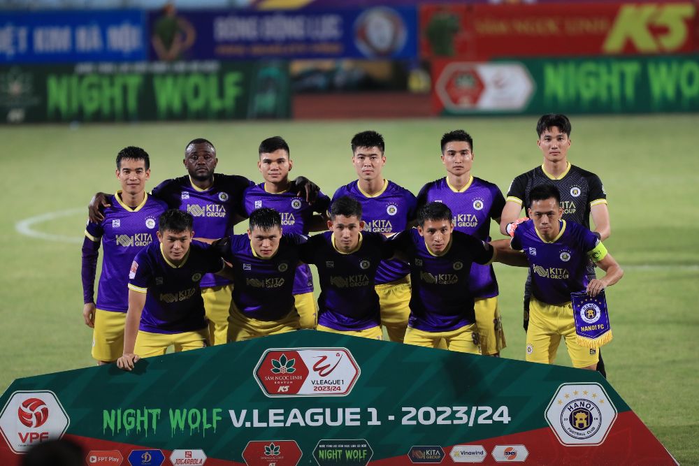 Tối 31.5, Hà Nội FC tiếp đón Khánh Hòa tại vòng 22 Night Wolf V.League 2023-2024. Trước trận, đội bóng Thủ đô đã nhận 2 giải thưởng là “Câu lạc bộ xuất sắc nhất” và “Huấn luyện viên xuất sắc nhất” tháng 5.