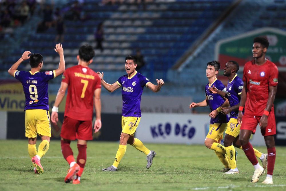 Phút 43, từ tình huống đá phạt bên cánh phải của Văn Quyết, Tuấn Hải bay người đánh đầu mớm bóng, Văn Nam lập tức băng vào dứt điểm cận thành trong tư thế trống trải, đưa Hà Nội FC vượt lên dẫn 2-1. 