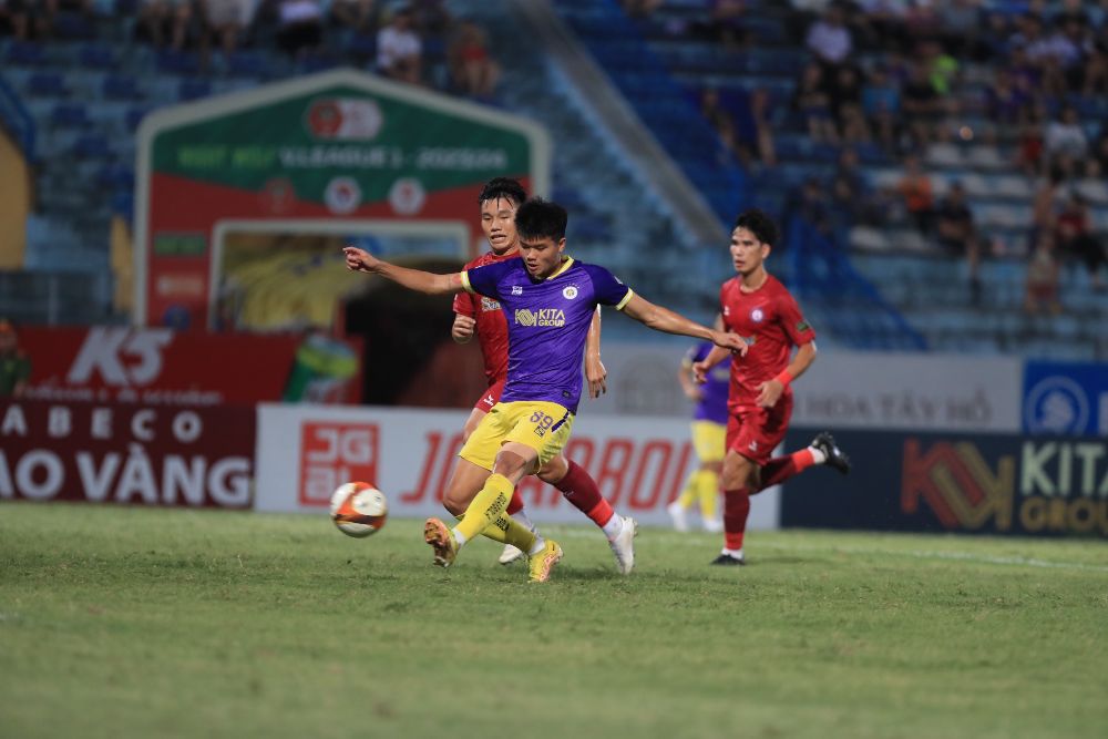 Phút 86, Văn Tùng chạy chỗ hợp lí, ghi bàn nâng tỉ số lên 5-1 cho Hà Nội FC.