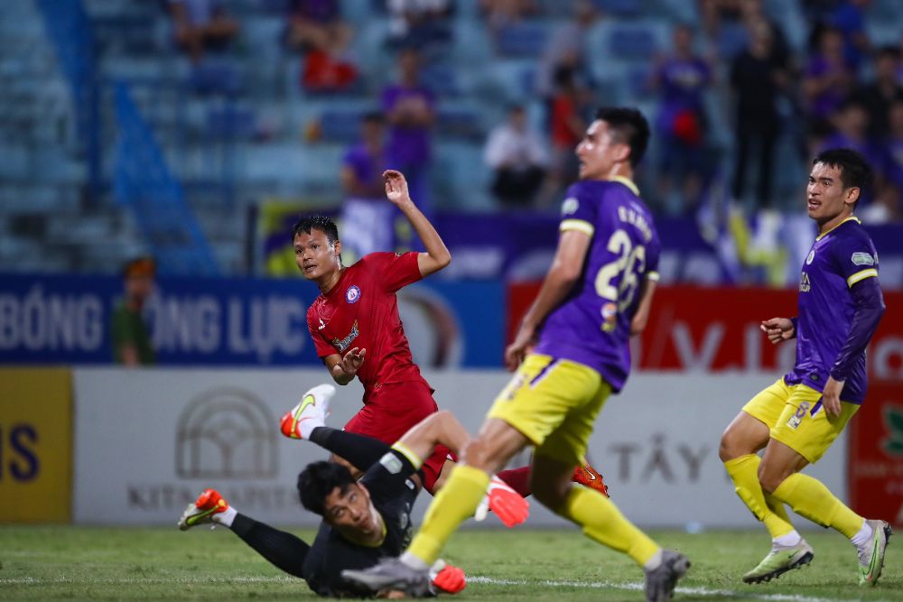 Khánh Hòa nỗ lực dâng cao ở hiệp 2 để tìm kiếm bàn gỡ.