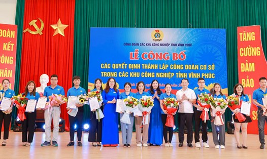 Chủ tịch LĐLĐ tỉnh Vĩnh Phúc Trịnh Thị Thoa trao quyết định thành lập công đoàn cơ sở. Ảnh: Trà Hương
