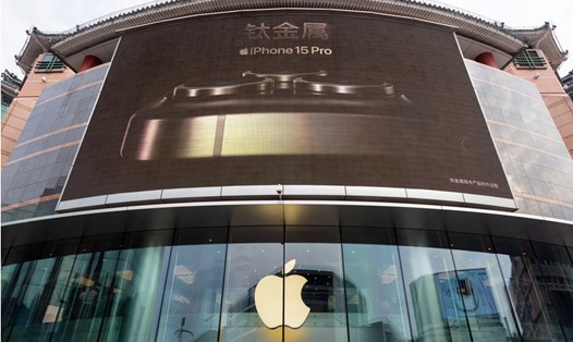 Biển quảng cáo về iPhone 15 Pro tại Apple Store ở Bắc Kinh (Trung Quốc). Ảnh: Shutterstock