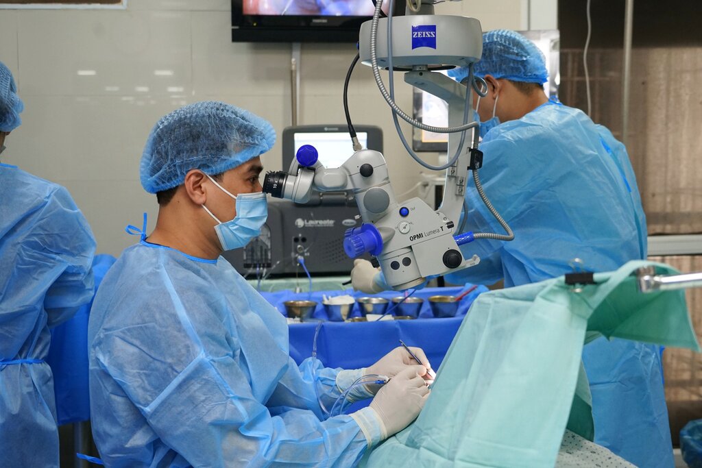 Phẫu thuật mắt cho người bệnh. Ảnh: Hồng Minh