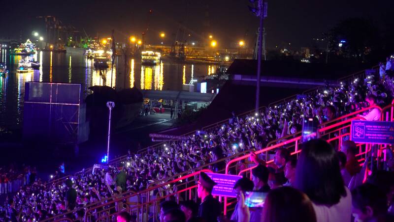 Chương trình nghệ thuật thu hút nhiều người xem trực tiếp và trực tuyến. “Năm nay, tôi có trải nghiệm trọn vẹn với Lễ hội sông nước TPHCM cũng như chương trình Chuyến tàu huyền thoại. Tôi cảm thấy rất tự hào với câu chuyện lịch sử được kể bằng nghệ thuật” - chị Phan Thị Quỳnh Như (Quận 4, TPHCM) chia sẻ.