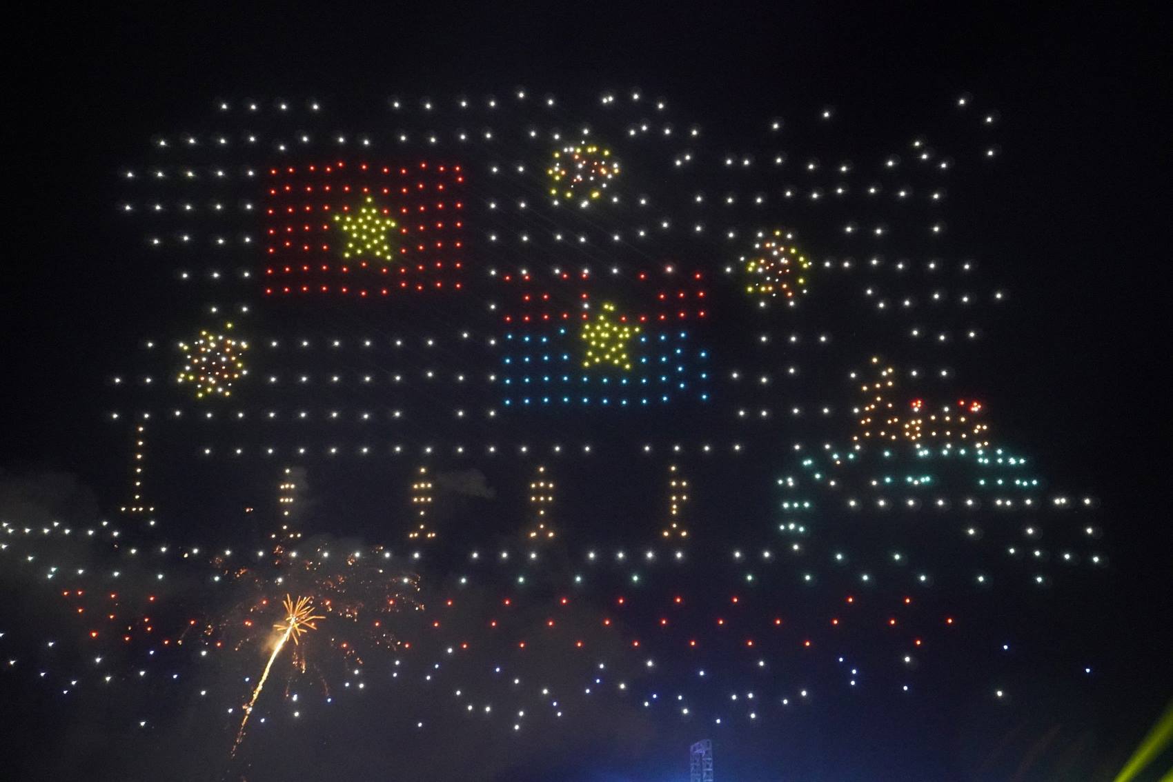 Ngay sau vở đại nhạc kịch là chương trình diễu hành, trình diễn ánh sáng drone light, bắn pháo hoa tại Khu Nhà Rồng Khánh Hội - Cảng Sài Gòn.