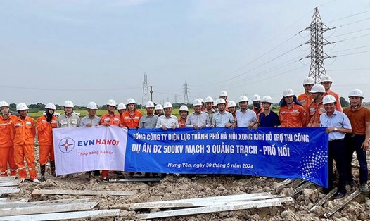 Đoàn kỹ sư, công nhân thuộc Tổng Công ty Điện lực Hà Nội được tăng cường tham gia thi công Dự án Đường dây 500kV mạch 3. Ảnh: CĐĐL