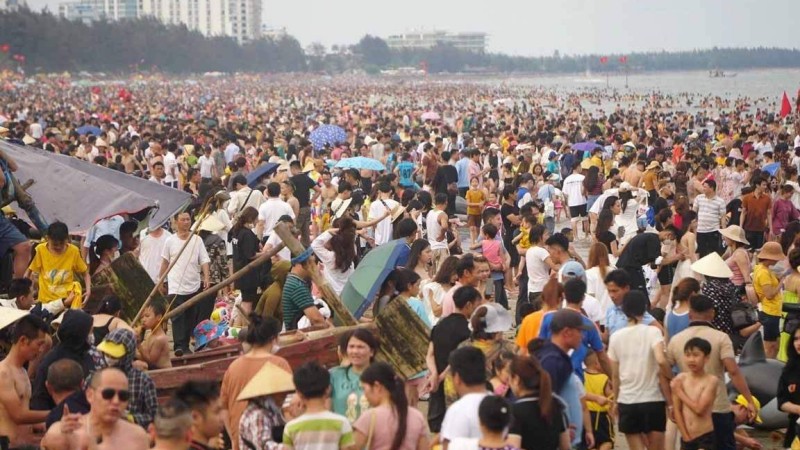 Biển Sầm Sơn luôn đông kín khách du lịch dịp lễ. Ảnh: Khánh Trình.