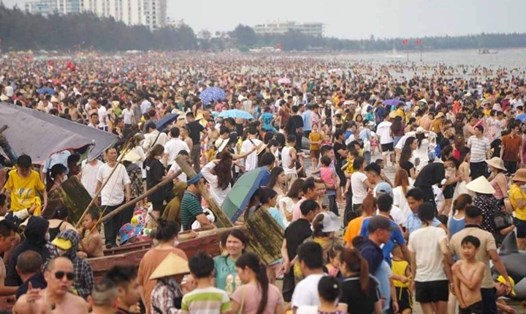 Biển Sầm Sơn luôn đông kín khách du lịch dịp lễ. Ảnh: Khánh Trình.