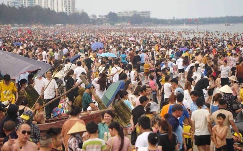 Biển Sầm Sơn luôn đông kín khách du lịch dịp lễ. Ảnh: Khánh Trình.