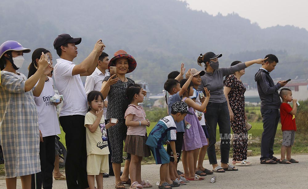 Người dân Điện Biên đón các đoàn trên đường đến Điện Biên tham gia Lễ kỷ niệm 70 năm Chiến thắng Điện Biên Phủ. Ảnh: Quang Đạt