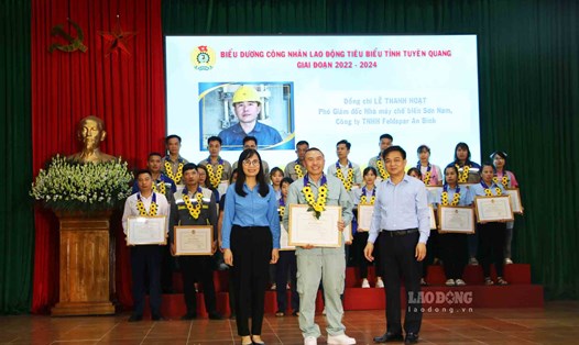 Các cá nhân được biểu dương tại Lễ Phát động Tháng Công nhân và Tháng hành động ATVSLĐ tỉnh Tuyên Quang năm 2024.