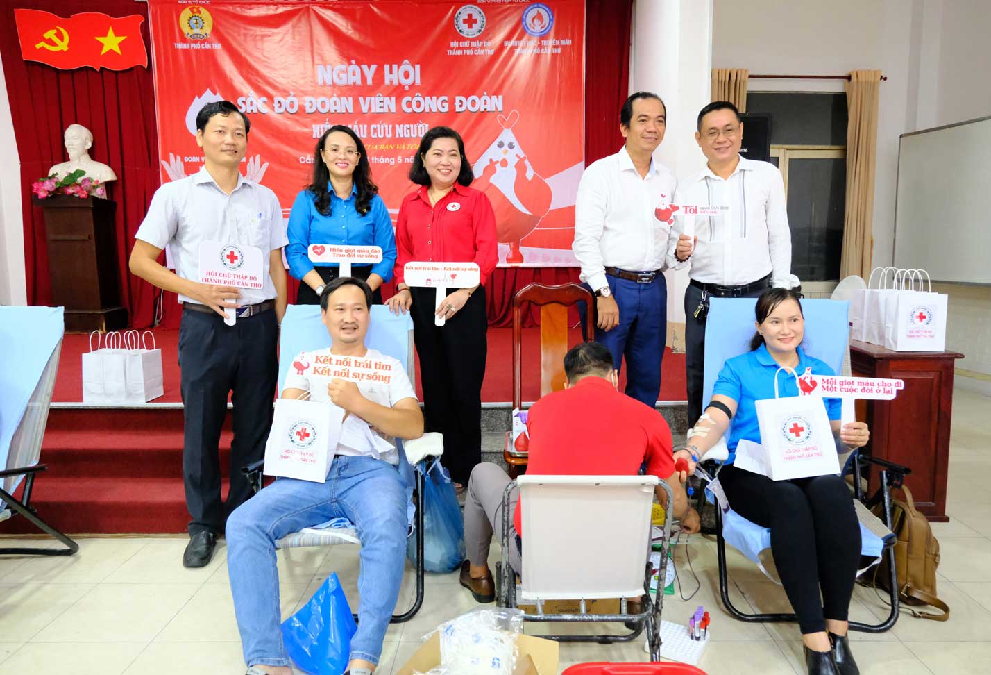 Ban tổ chức tặng quà cho đoàn viên tham gia hiến máu. Ảnh: Mỹ Ly