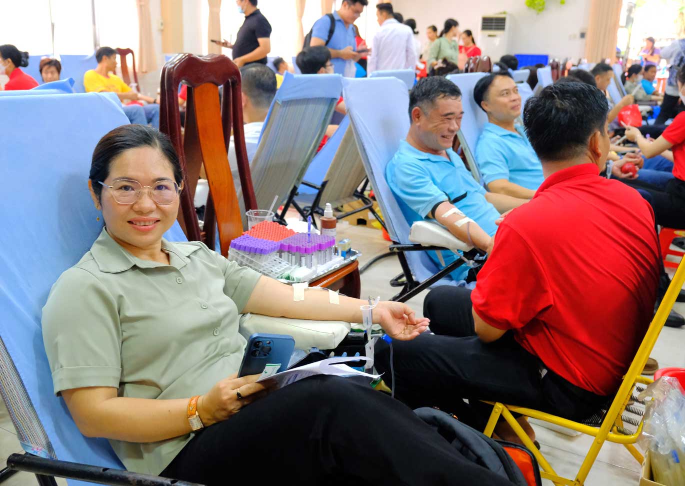 Các đoàn viên hăng hái tham gia hiến máu tình nguyện. Ảnh: Mỹ Ly