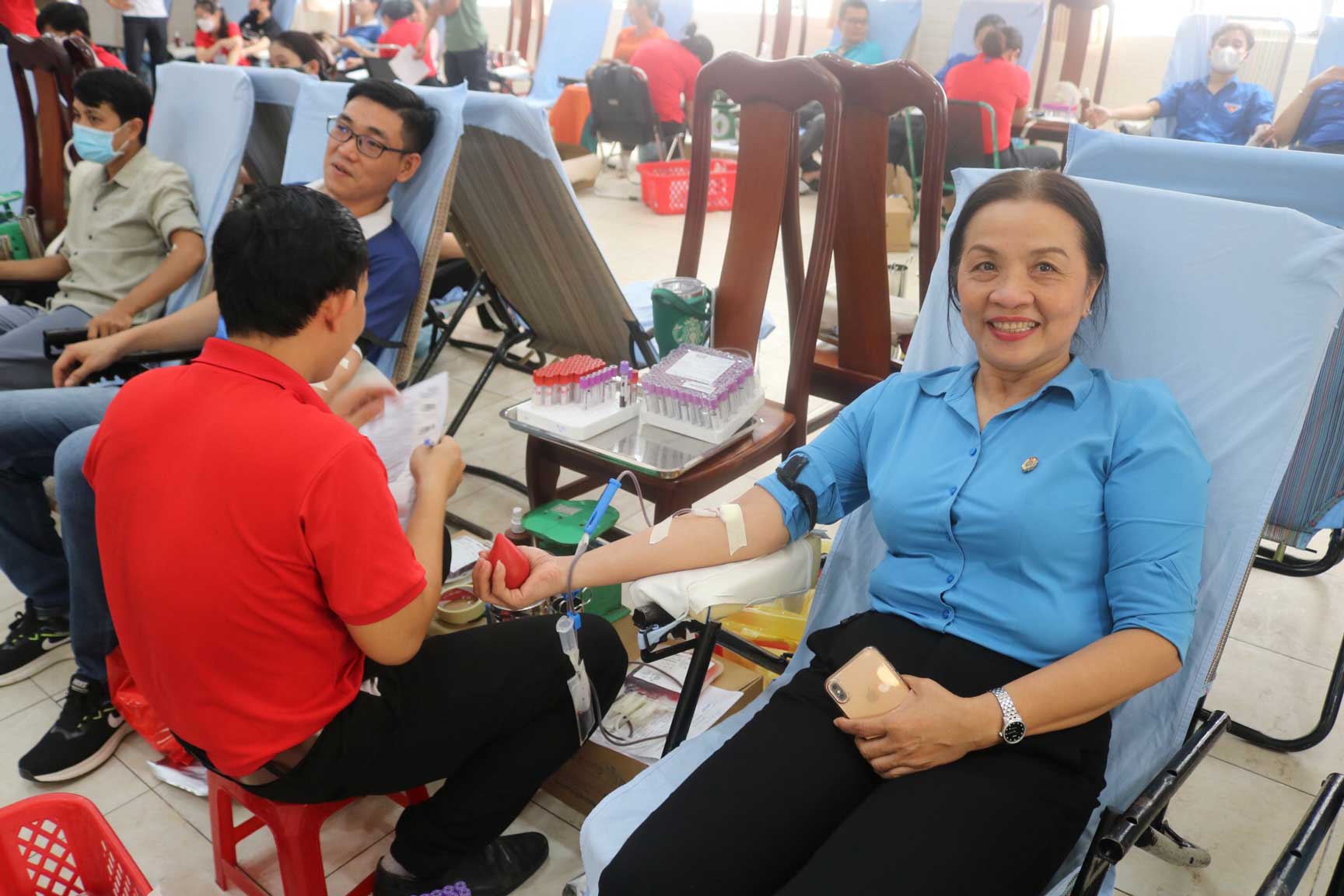 Phó Chủ tịch LĐLĐ TP Cần Thơ Huỳnh Thị Hiền tham gia hiến máu tại Ngày hội “Sắc đỏ đoàn viên công đoàn” năm 2024. Ảnh: LĐLĐ TP Cần Thơ