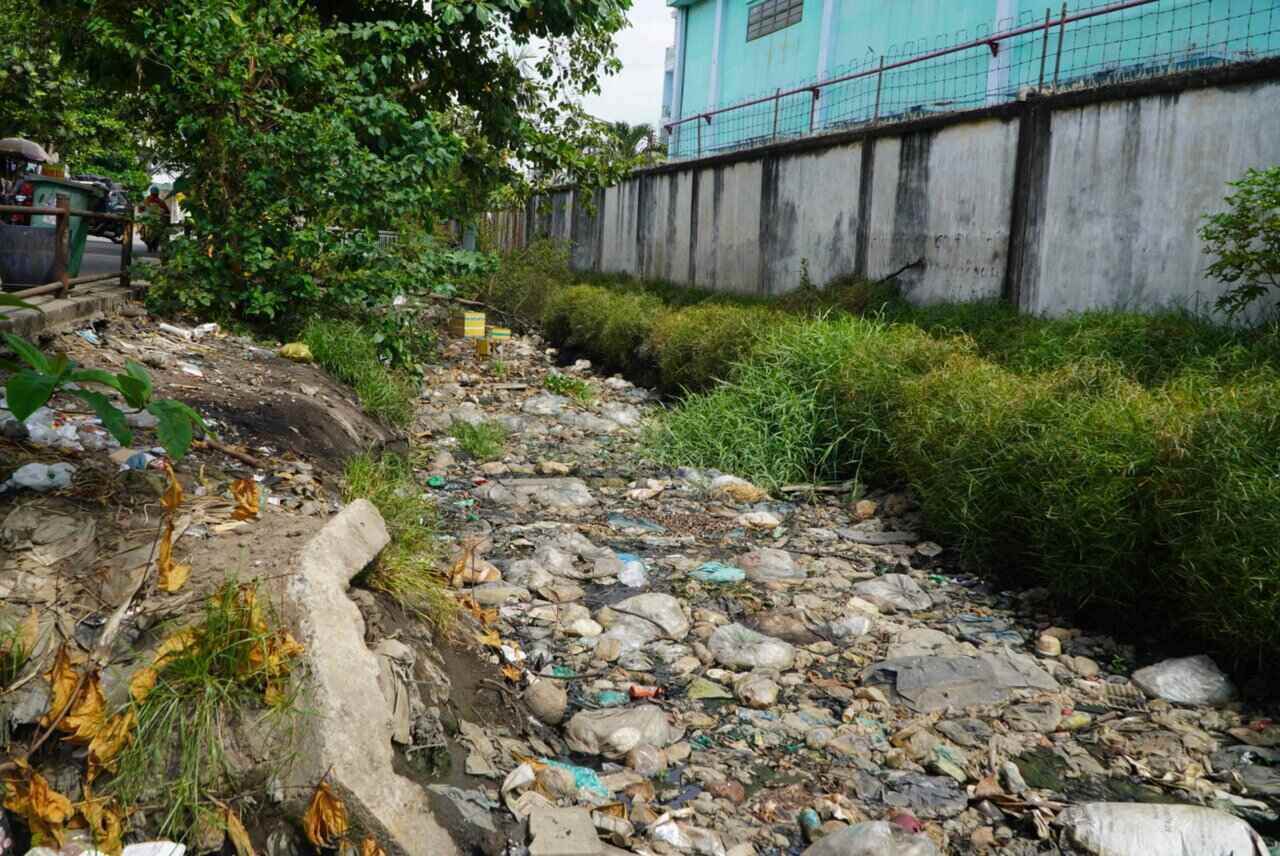 Đây là hình ảnh kênh Nước Đen, đoạn qua phường Tân Tạo, quận Bình Tân, TPHCM. Đã nhiều năm qua, người dân sống xung quanh khu vực kênh này đều ngán ngẩm trước khối lượng rác đặc kín bao phủ. 