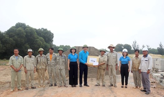 Công đoàn ngành Giao thông Vận tải tỉnh Quảng Bình đã đến thăm hỏi, tặng quà cho các đơn vị đang thi công trên các công trình trọng điểm. Ảnh: H. Thanh