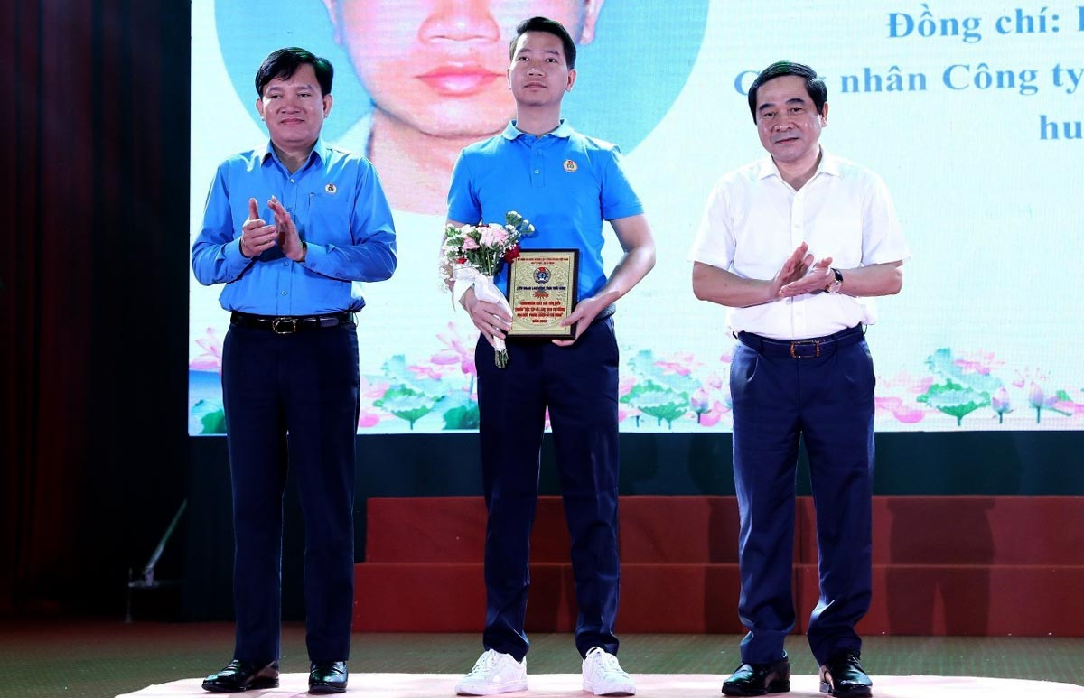 Khen thưởng CNLĐ tại lễ phát động Tháng công nhân 2024. Ảnh: Lương Hà