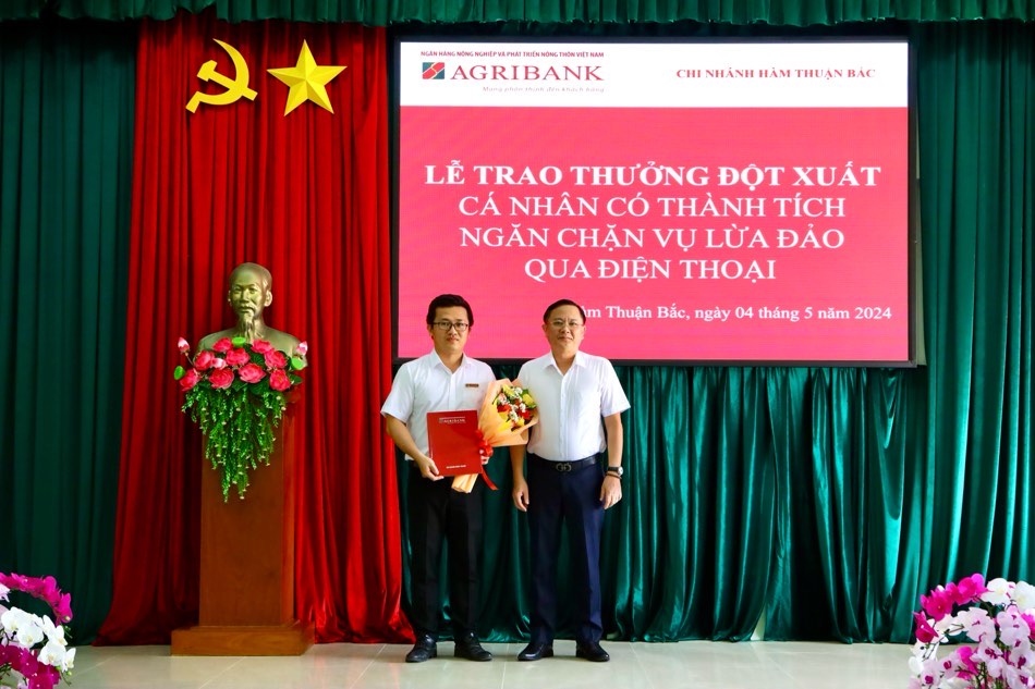 Giám đốc Agribank chi nhánh tỉnh Bình Thuận đã khen thưởng đột xuất cho cá nhân cán bộ tín dụng Nguyễn Minh Khanh. Ảnh: Duy Tuấn 