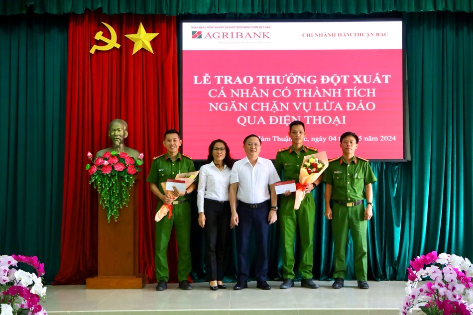 Khen thưởng tập thể và 2 cá nhân công an thị trấn Ma Lâm, Hàm Thuận Bắc trong việc phối hợp ngăn chặn vụ lừa đảo công nghệ cao. Ảnh: Duy Tuấn 