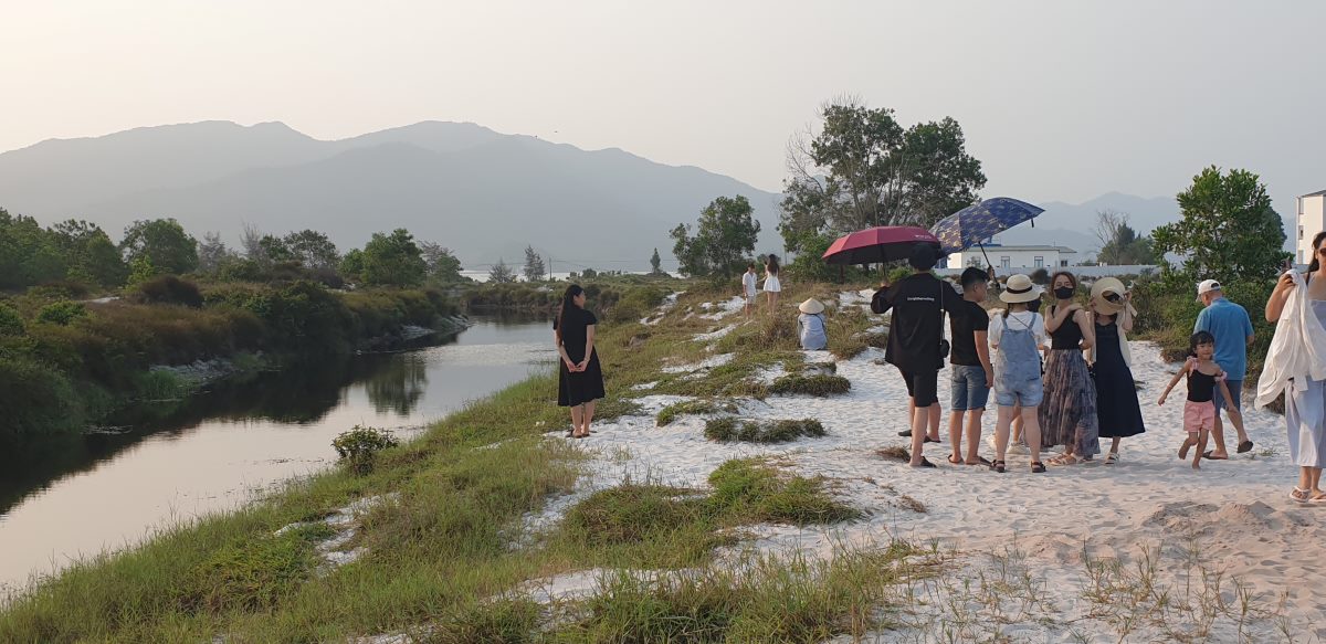 Ngay bên cạnh cánh đồng cỏ là “Dòng sông cát trắng“. Người dân đặt cho con mương bên cạnh cái tên như vậy bởi 2 bên bờ là những bãi cát trắng còn sót lại. Ảnh: Nguyễn Hùng
