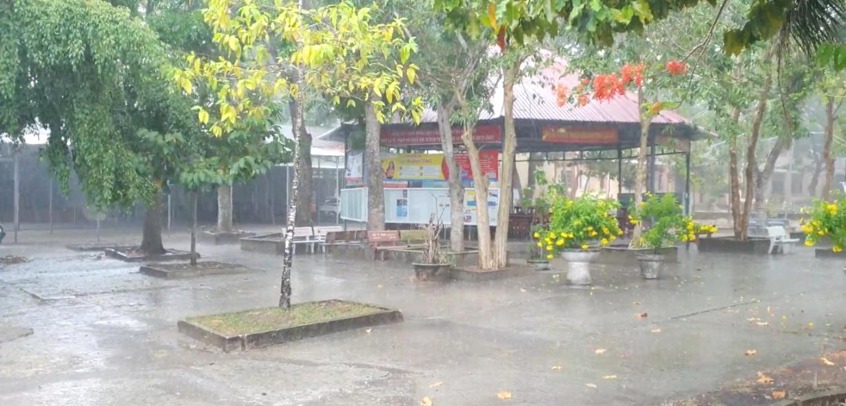 Cơn mưa đầu mùa ở TP Phú Quốc đã giúp giải nhiệt phần nào tình trạng nắng nóng gay gắt những ngày qua. Ảnh: Xuân Nhi