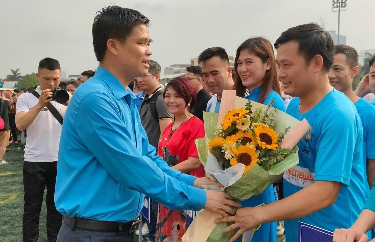 Ông Ngọ Duy Hiểu - Phó Chủ tịch Tổng Liên đoàn Lao động Việt Nam, Chủ tịch Công đoàn Viên chức Việt Nam, tặng hoa và kỷ niệm chương cho đại diện các đội tham gia giải đấu. Ảnh: Tuấn Anh.