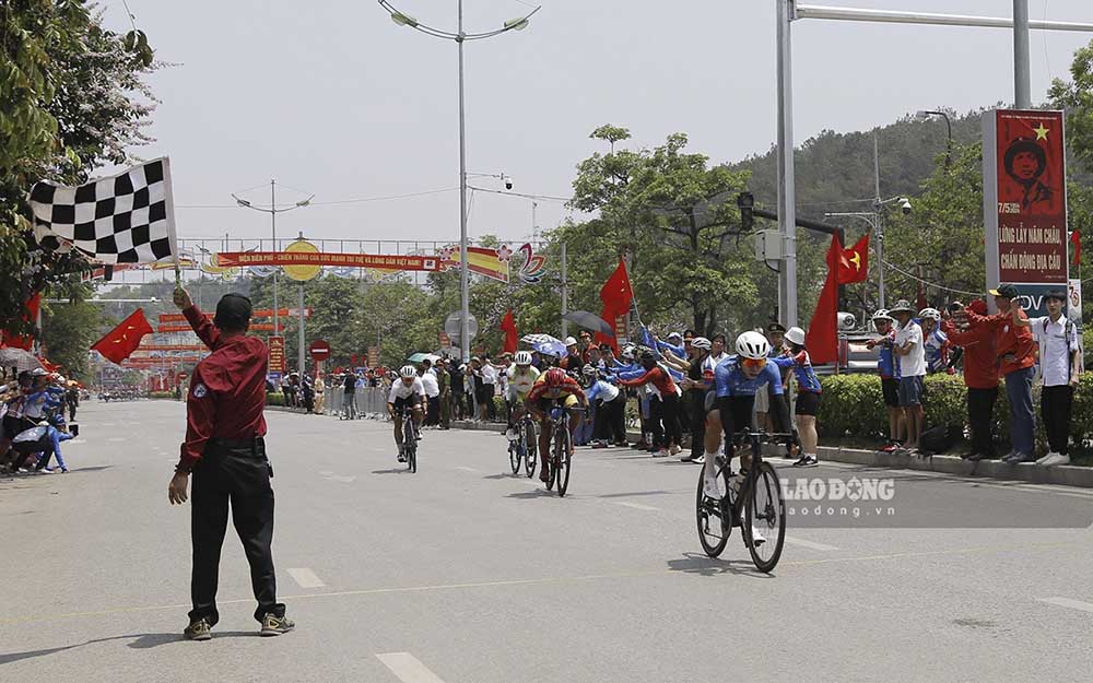 Vận động viên Nguyễn Hướng (Đồng Nai) về nhất chặng 4 cuộc đua xe đạp “Về Điện Biên Phủ - 2024, Cúp Báo Quân đội nhân dân. Ảnh: Quang Đạt