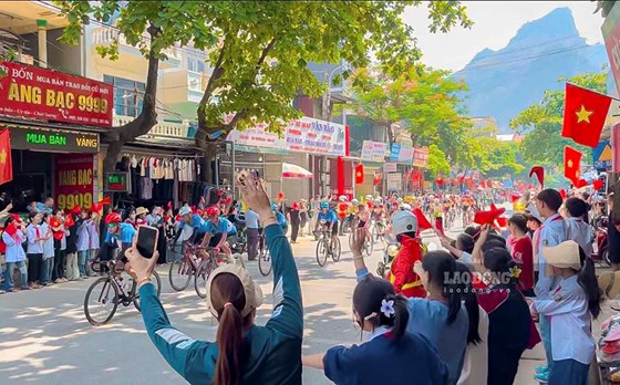 Vận động viên 19 tuổi lấy lại Áo vàng cuộc đua xe đạp về Điện Biên Phủ