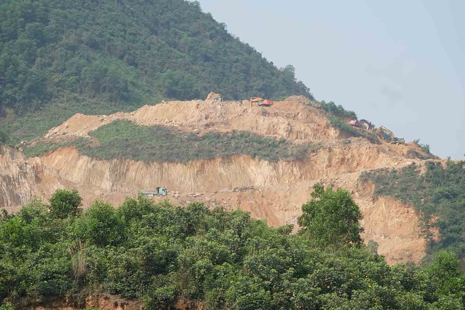 Mỏ đất ở xã Lưu Vĩnh Sơn. Ảnh: Trần Tuấn.
