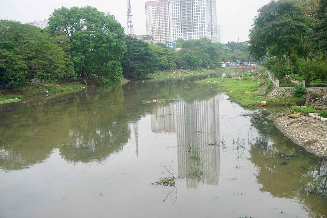 Hiện trạng dòng sông Nhuệ ô nhiễm chảy qua địa bàn quận Hà Đông (Hà Nội). Ảnh: Nhật Minh