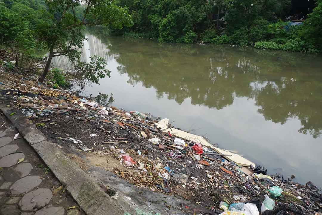 Nhiều loại rác thải được tập kết ven bờ sông Nhuệ. Ảnh: Nhật Minh