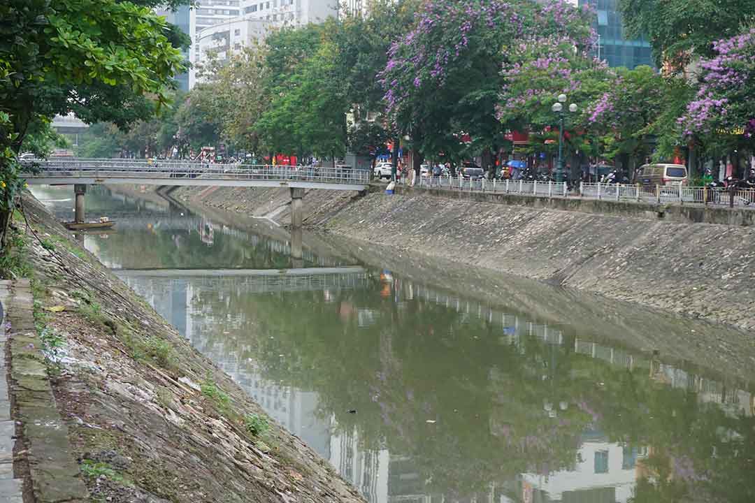 Nước dòng sông Kim Ngưu (Hai Bà Trưng, Hà Nội) đã bị ô nhiễm, bốc mùi lâu năm. Ảnh: Nhật Minh