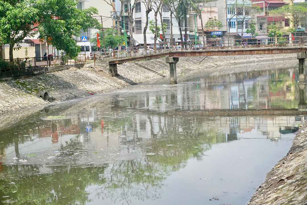 Dòng sông Sét chảy qua quận Hoàng Mai (Hà Nội) ô nhiễm, sủi bọt trắng xoá. Ảnh: Nhật Minh