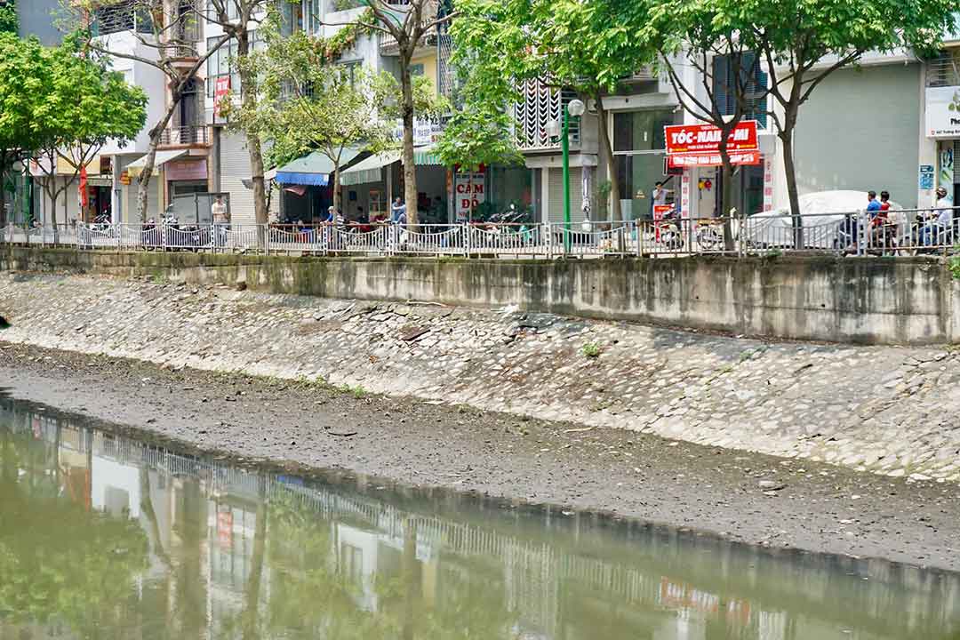 Dòng sông Sét ô nhiễm nặng nề gây ảnh hưởng xấu tới người dân khu vực. Ảnh: Nhật Minh