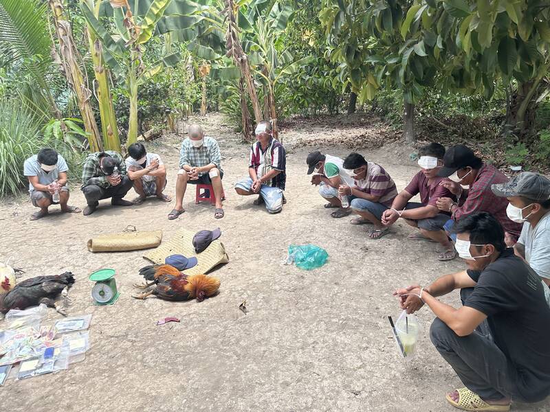 Bắt quả tang 11 đối tượng tham gia đá gà ăn thua bằng tiền. Ảnh:  Công an cung cấp. 