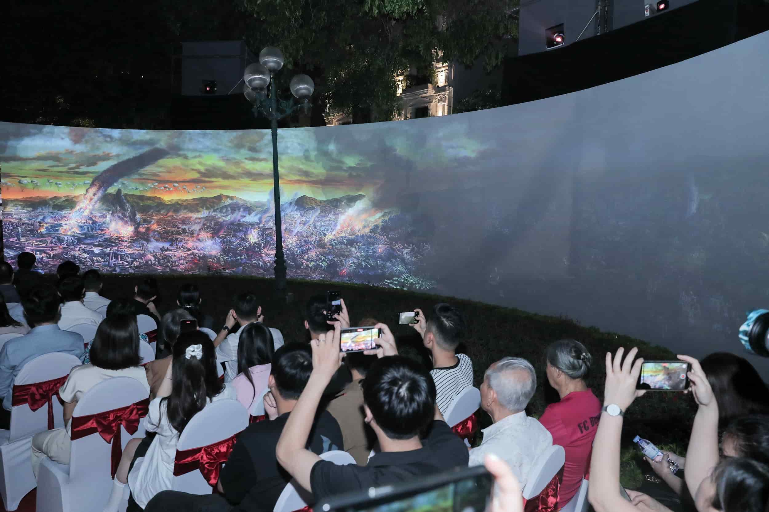 Các khán giả đầu tiên của buổi trình chiếu bức tranh bằng công nghệ 3D mapping tại lễ khai mạc sự kiện tối 3.5. Ảnh: Anh Vũ