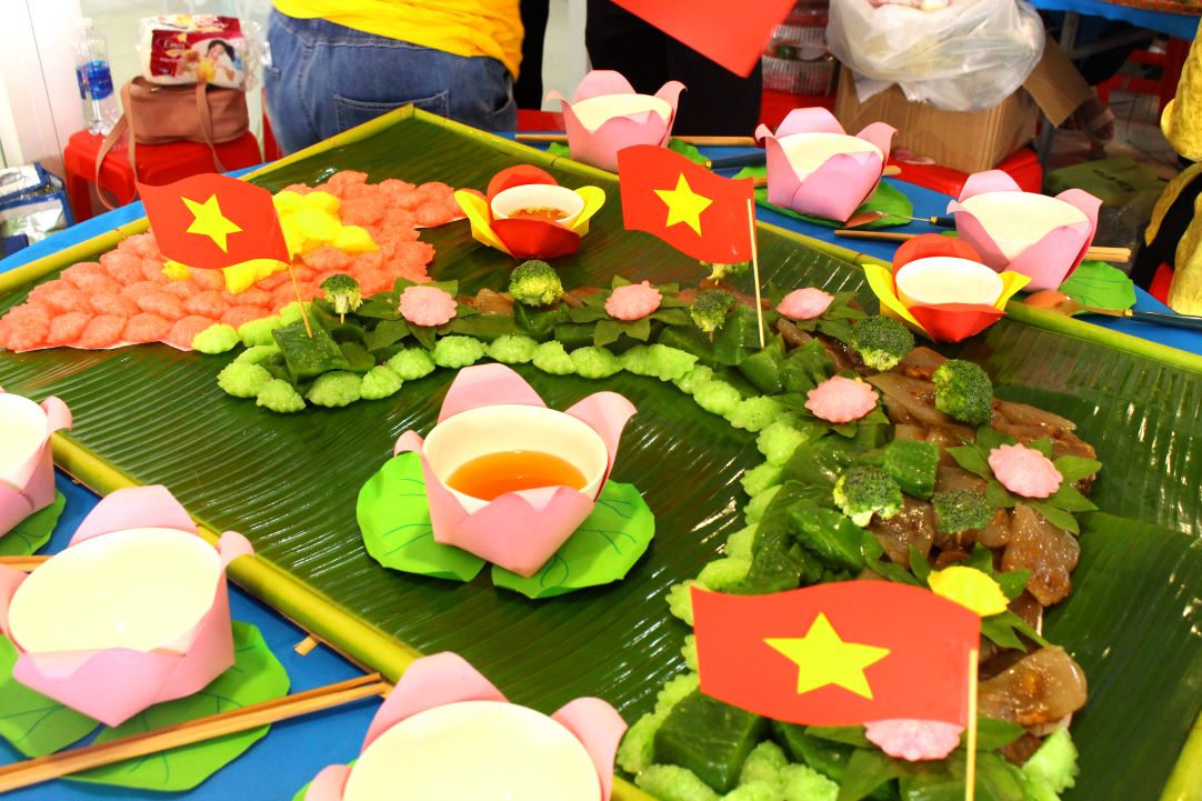 Bánh dân gian được bày trí theo hình Tổ quốc tại Lễ phát động Tháng Công nhân TP Long Xuyên. Ảnh: Thanh Mai