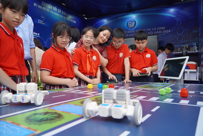 Học sinh Thủ đô chế tạo robot, tham dự Ngày hội công nghệ thông tin và STEM