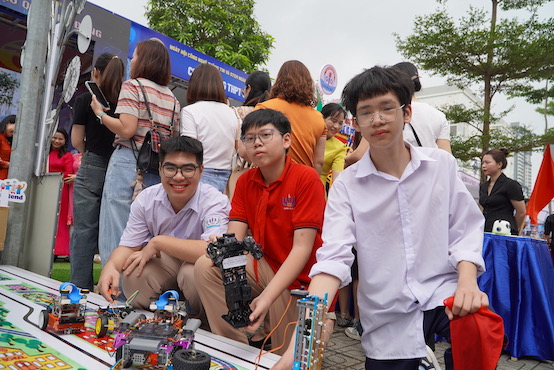 Nhóm học sinh Trường THCS Lê Lợi, Hà Đông chụp ảnh cùng sản phẩm robot do các em thực hiện. 