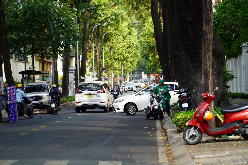 Cơn mưa rào diễn ra khoảng 30 phút. Người dân tấp vào lề đường mặt áo mưa tránh ước trên đường Lê Quý Đôn (Quận 3).