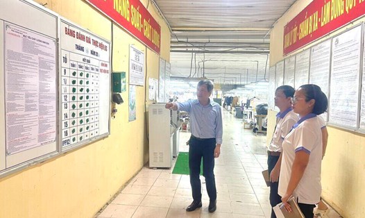 Công đoàn ngành Dệt may Hà Nội khảo sát thực hiện pháp luật an toàn vệ sinh lao động tại Công đoàn cơ sở. Ảnh: Tiến Thanh